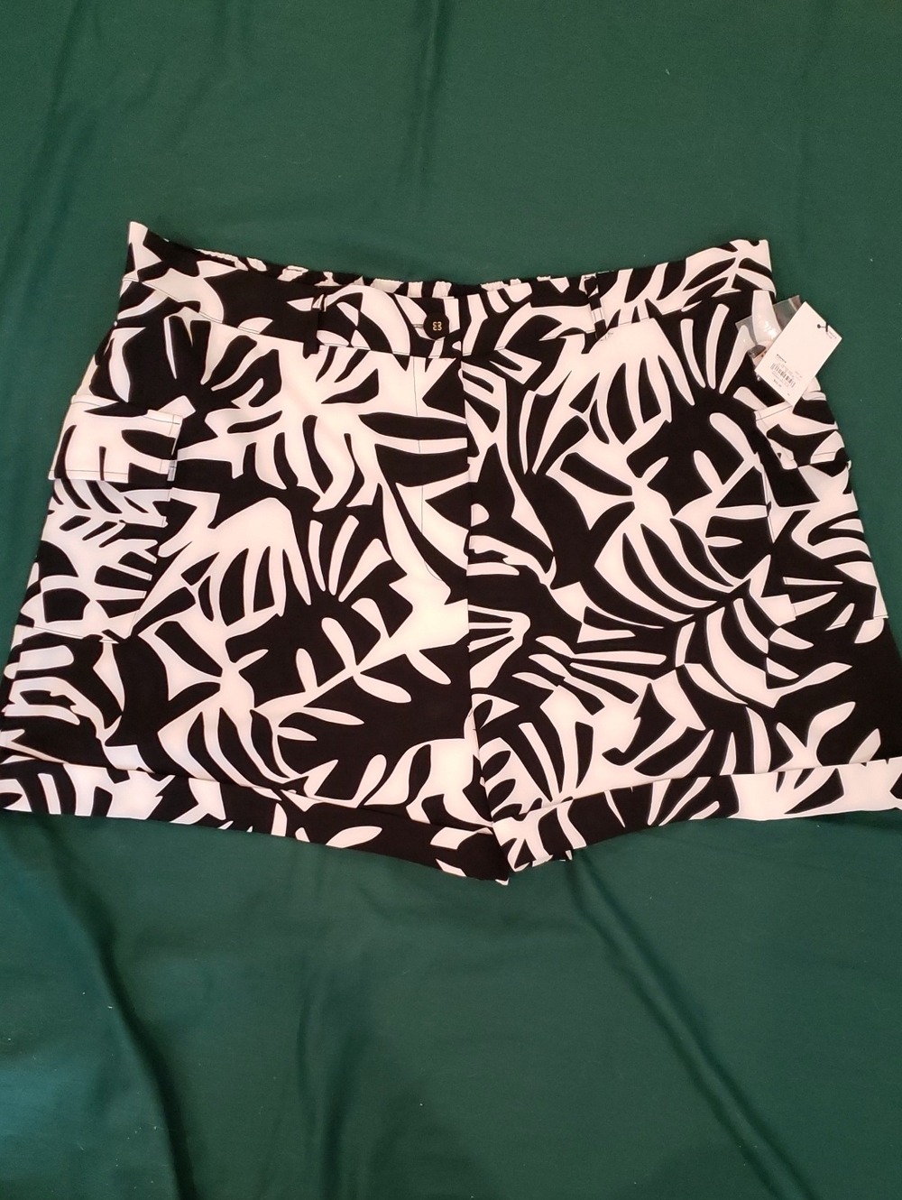 NEW Black & White Leaf Tropical Print Women’s Shorts  NWT Dressy